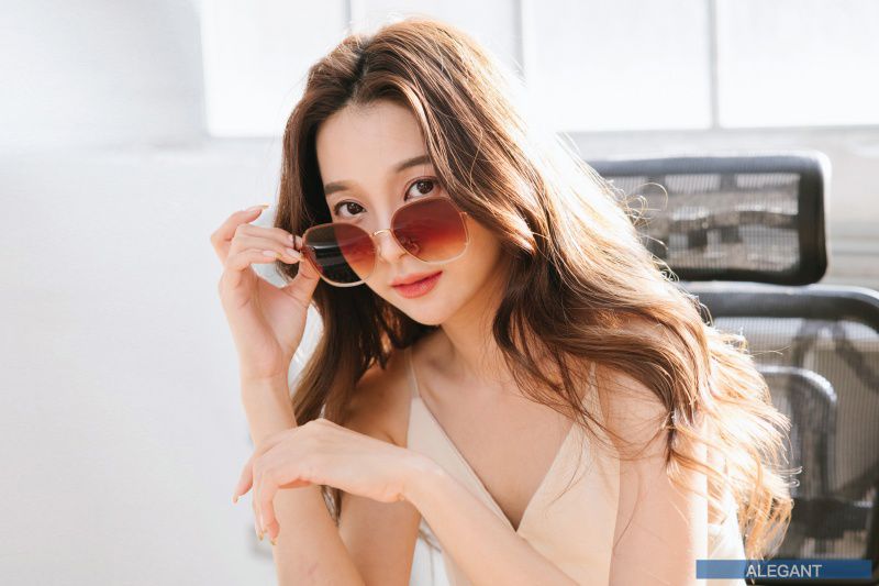 ALEGANT - 輕時尚漸層橄欖棕果凍透視金屬鏡框設計墨鏡│UV400太陽眼鏡