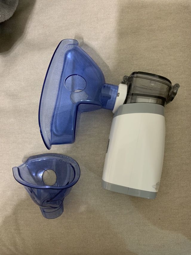 家裡也有一台佳貝恩電動吸鼻器~是媽咪們的好幫手，吸力能隨鼻炎狀況做調整，覺得一定要先用蒸氣噴霧蒸鼻子!舒緩鼻塞跟化痰很有感~~推薦朋友的法寶，她也是用手持式的吸鼻器，但沒有噴霧功能很不方便，所以買普元的噴霧器，小巧一台外出攜帶很方便