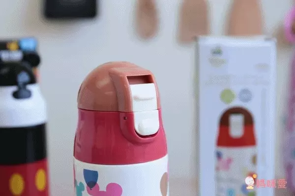 日本 SKATER - 日本製超輕量直飲式塑膠水壺(附斜背帶)兒童水壺-閃電麥坤Cars18-480ml