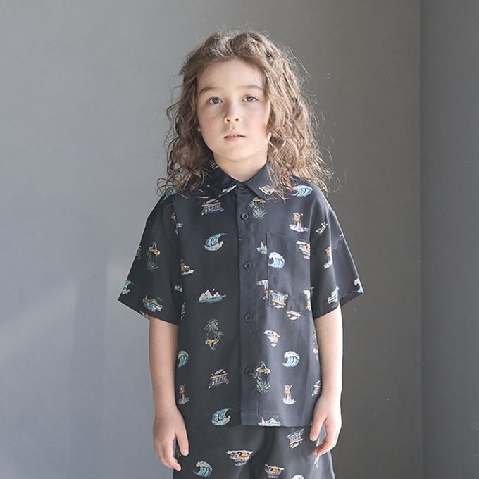 日本 b-ROOM - 滿版時髦印花休閒襯衫-衝浪-炭黑