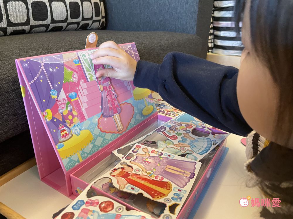 双美生活文創 - 超夢幻的公主變裝舞會  磁鐵遊戲盒-內含公主王子立體人偶4個+服裝配件磁鐵175個+夢幻換裝舞台1個