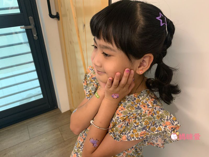 韓國最夯【韓國 ROI BOOKS】閃亮換裝寶石貼、公主彩妝遊戲書