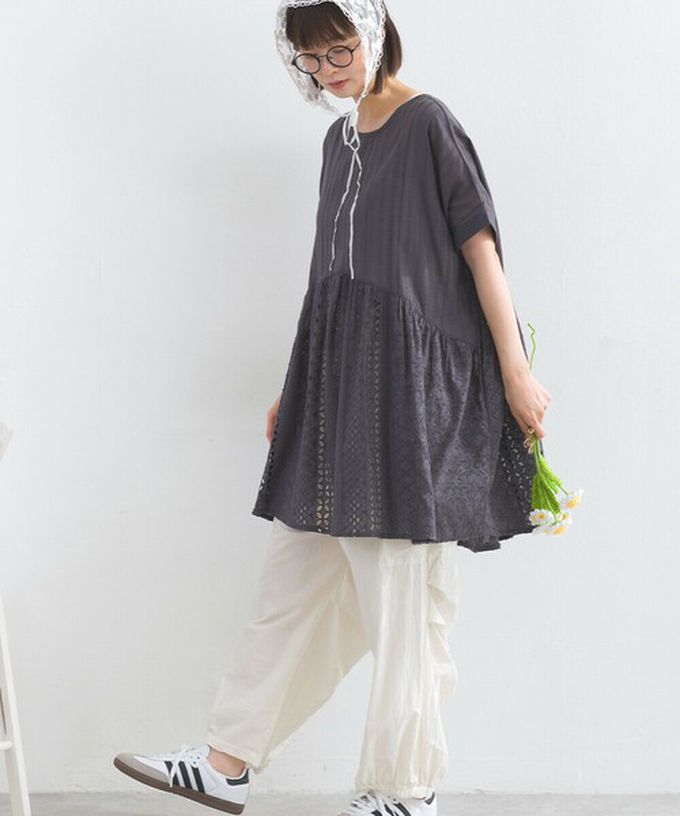 日本 Lupilien - 100%印度棉 柔美緹花長版短袖上衣-炭灰