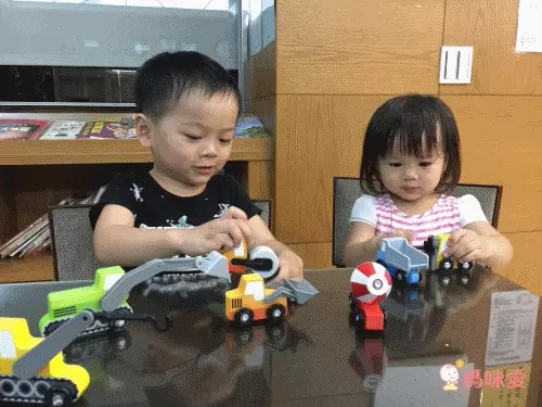 Amazon五星【美國瑪莉莎】超大交通遊戲地墊、木製軌道車車玩具