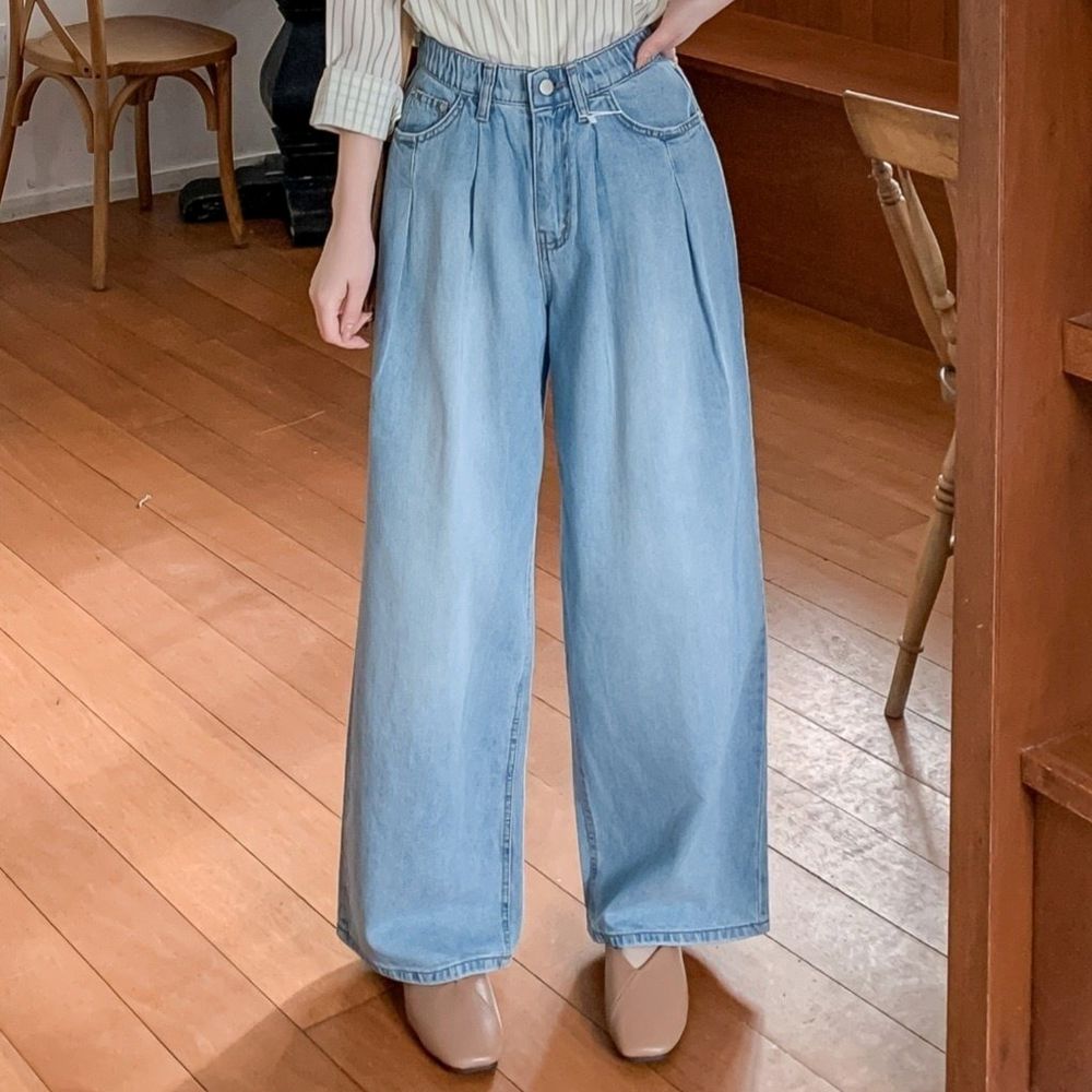 EDITION 彈性腰抓褶風格垂墜寬鬆丹寧褲-淺藍