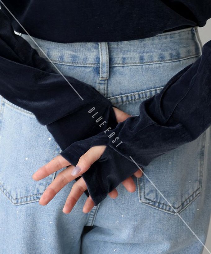 日本 BLUE EAST - 透明感光澤絨面船領長袖上衣-(指孔設計)-靛藍