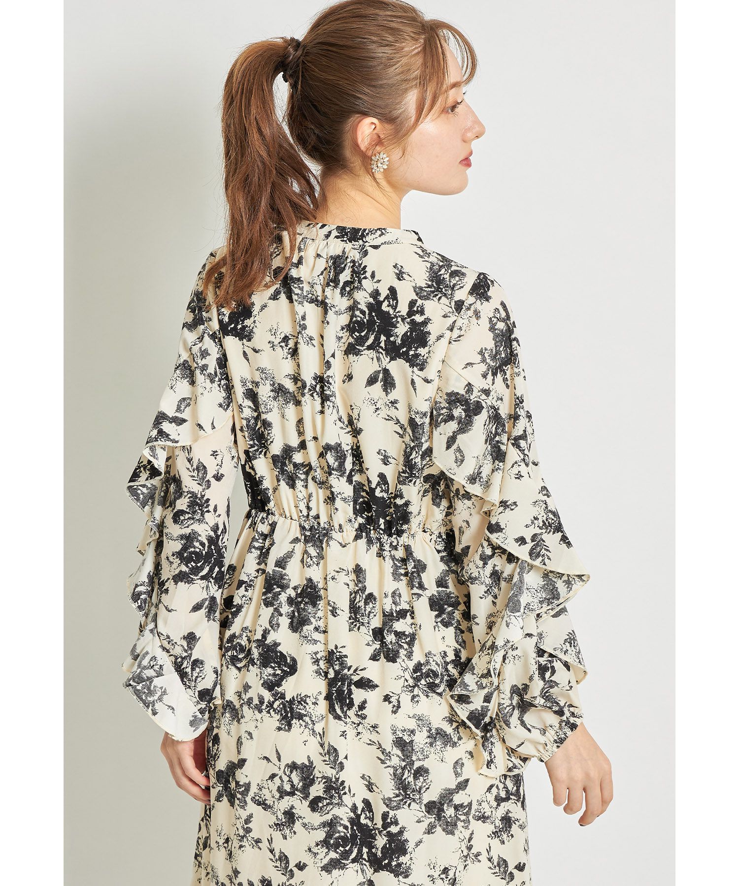 日本 tocco-closet - 優雅花朵波浪袖洋裝-粉膚杏