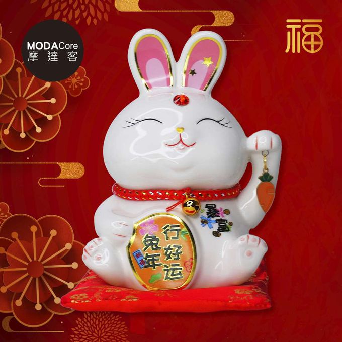 MODACore 摩達客 - ◉春節開運◉超萌6吋陶瓷兔兔招財貓_附贈坐墊-白兔好運款/撲滿存錢桶擺飾