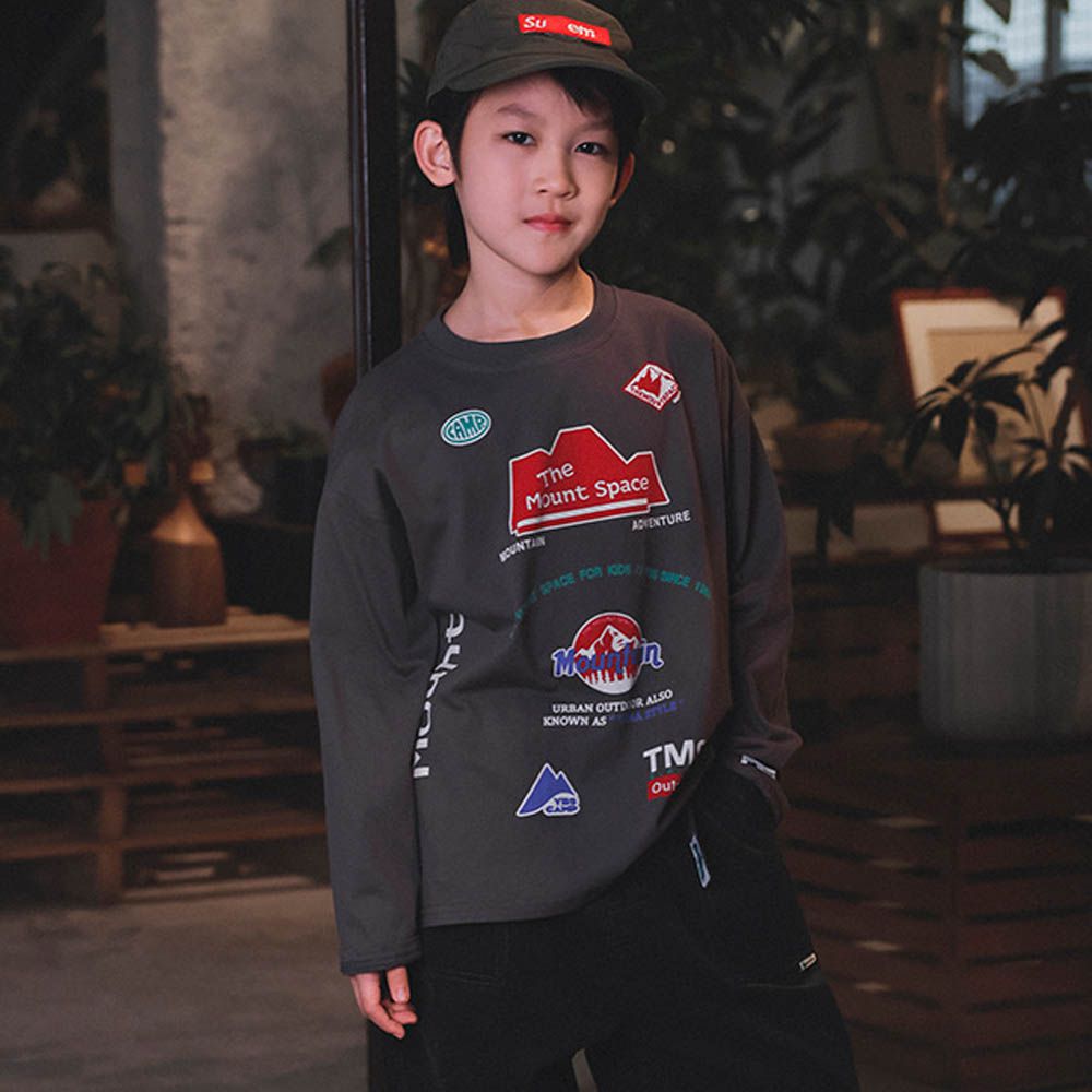 純棉圓領長袖上衣-徽章印花-深灰色