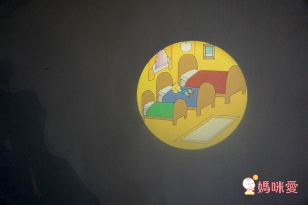 讓孩子乖乖睡覺的神器【加拿大 Moonlite 故事投影機】