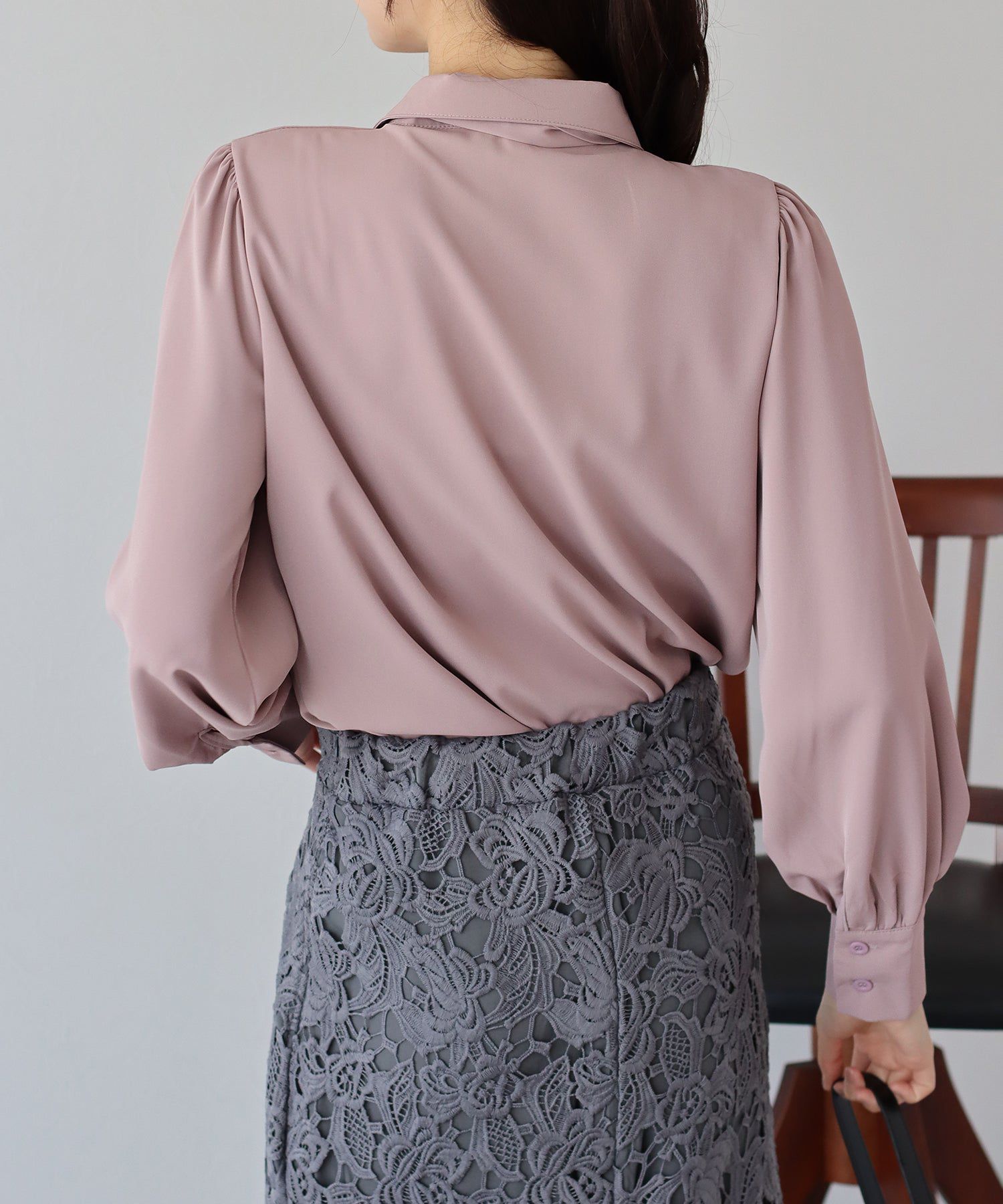 日本 BLUE EAST - 優雅紐結雪紡長袖襯衫-印花-淺杏