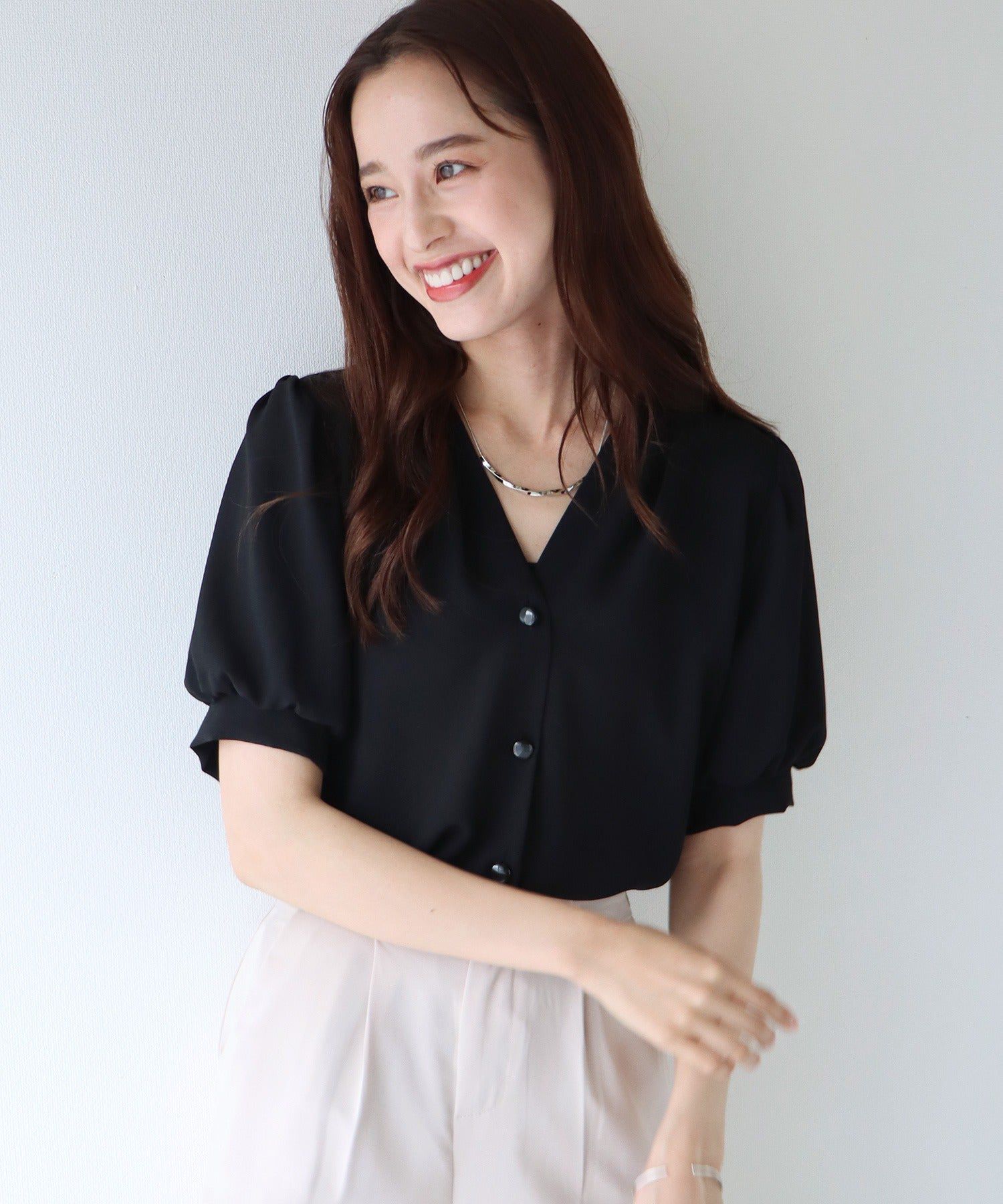 日本 BLUE EAST - 氣質V領珍珠釦短袖襯衫-淺米杏