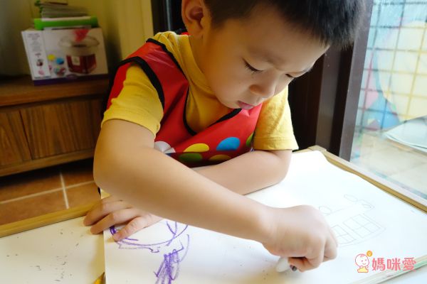 上學好物！小童必備文具美術用品☛德國 LYRA 洞洞筆 ✖ 義大利 GIOTTO 蠟筆 ✖ 美國 ALEX 筆座＆圍裙