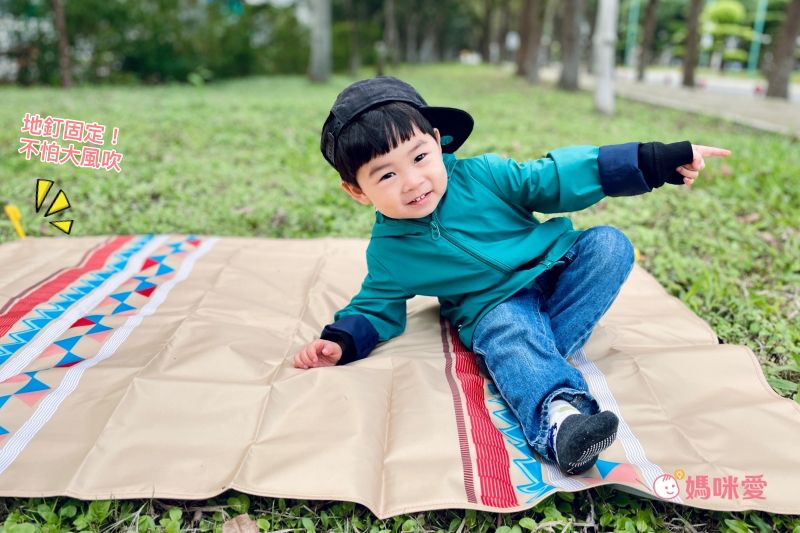 日本現代百貨 - 圖騰輕便野餐墊(附收納袋/地釘*4)(2-3人)-藍 (140x90cm)