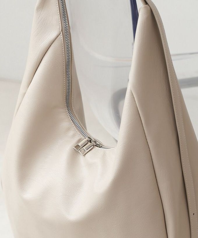 日本 Bab - 俐落雙拉鍊彎月形質感肩背包-米白