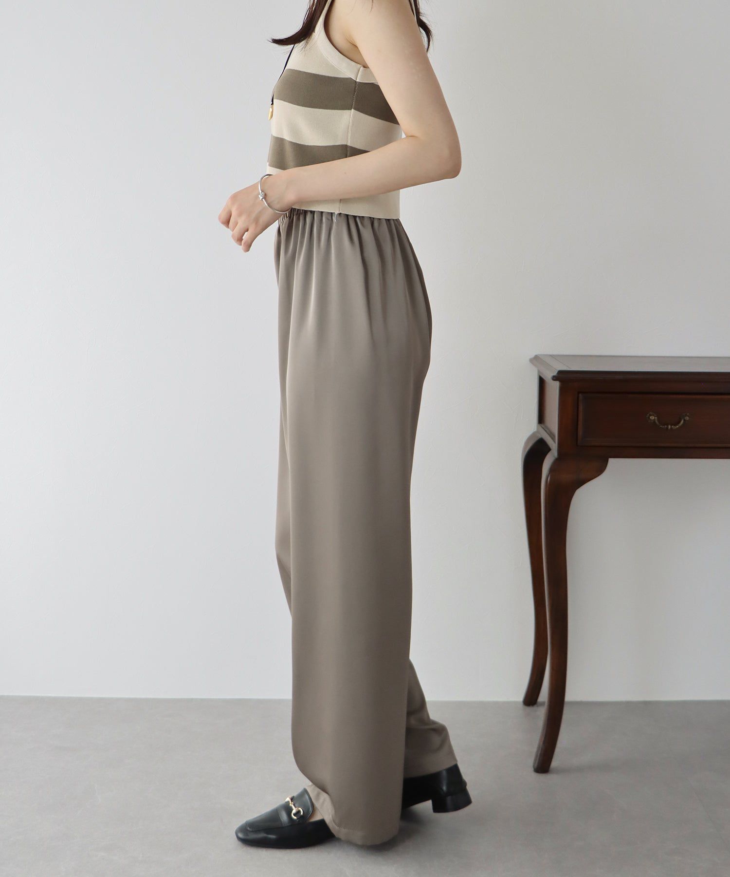 日本 BLUE EAST - 緞面光澤感垂墜感長褲-黑