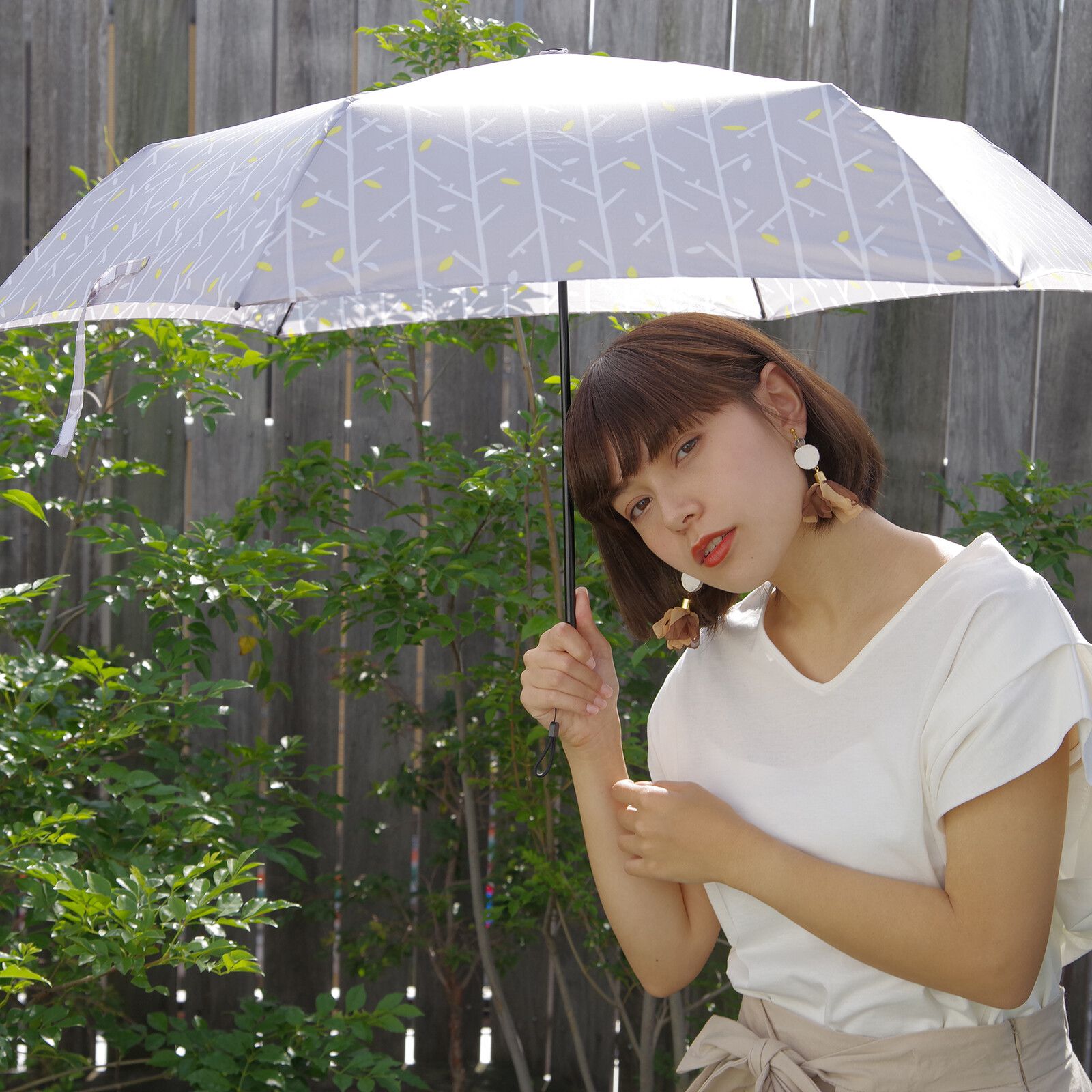 日本 nifty colors - 抗UV輕量 晴雨兩用折疊傘-春意枝枒-淺灰 (直徑98cm/131g)-93.60%