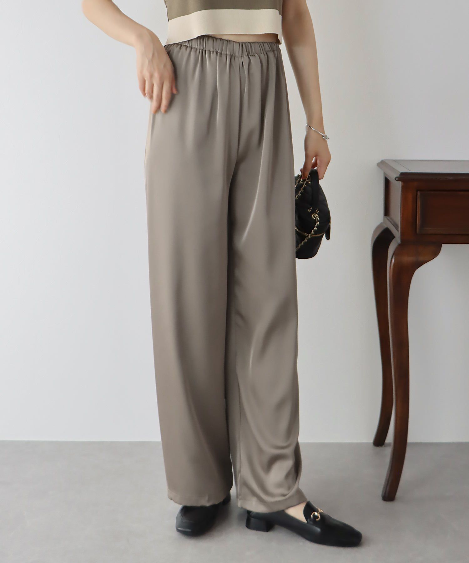 日本 BLUE EAST - 緞面光澤感垂墜感長褲-黑