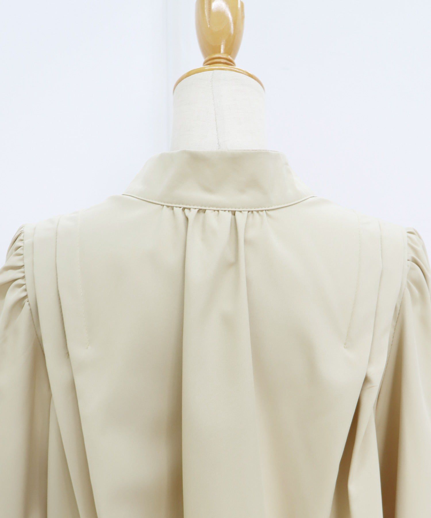 日本 BLUE EAST - 文藝氣質打摺長袖襯衫-米杏