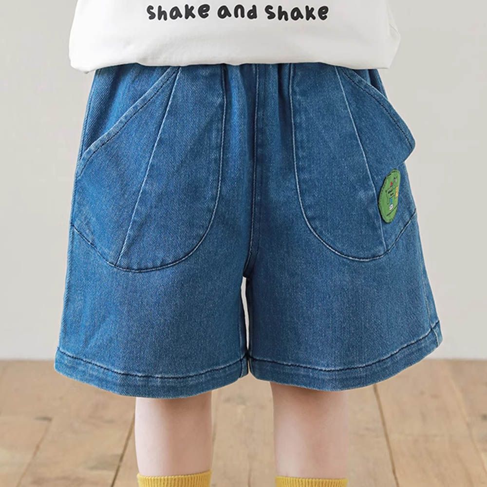 腰鬆緊休閒牛仔短褲-卡通布標-藍色