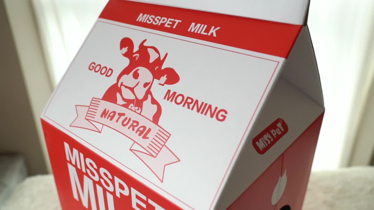 瓦愣紙製造型貓抓屋-草莓牛奶盒-粉色 (38.7x32x32.5cm)