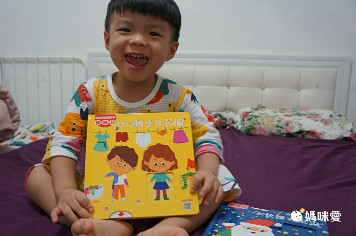 動動小手包禮物、搭雪橇！《一起快樂過聖誕》趣味互動遊戲書