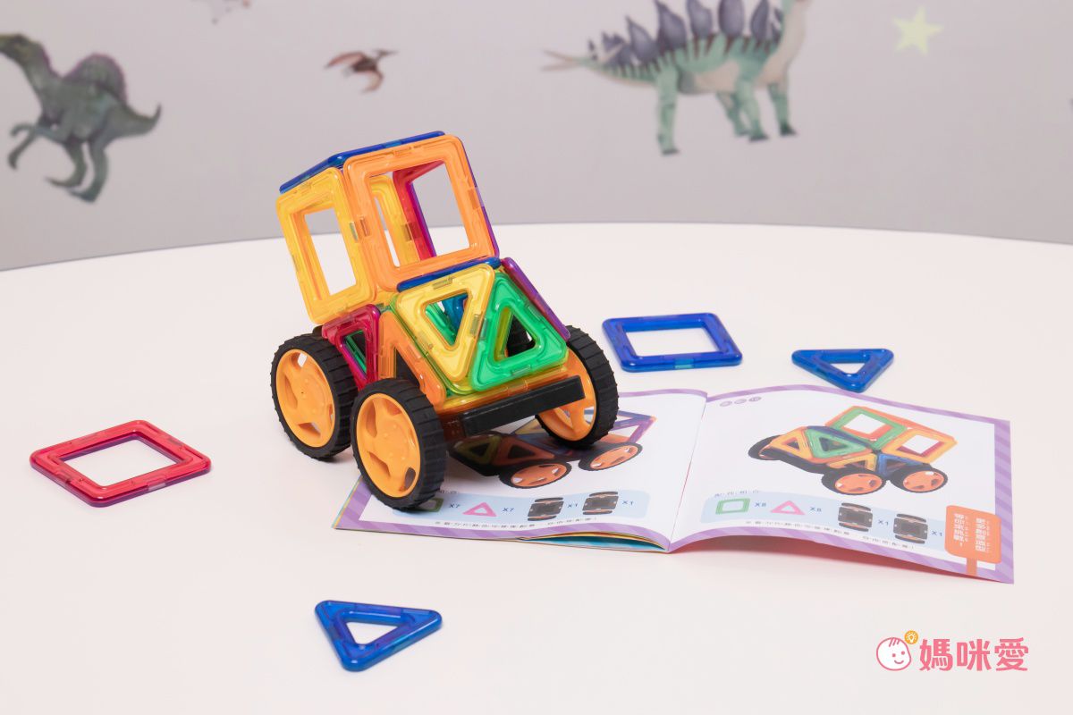 双美生活文創 - 5Q益智磁力片：百變造型拼裝車-內附10個三角形磁力片+10個正方形磁力片+2個輪子+1本造型教學書