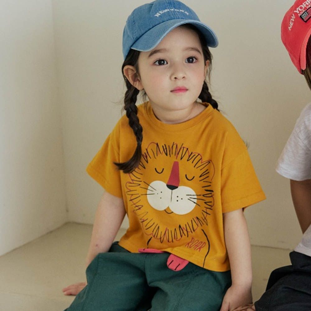 手繪閉眼獅短袖上衣-淡焦糖