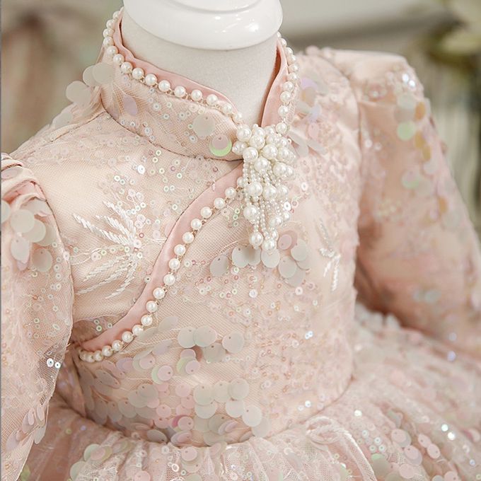 love, charlotte - 粉嫩刺繡亮片旗袍領洋裝拜年小禮服-洋裝搭配珍珠髮箍