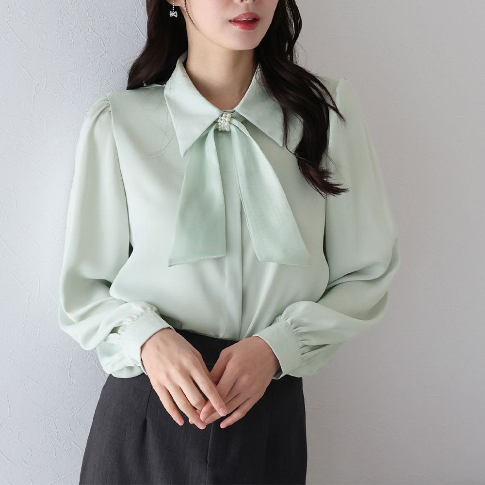 華美珍珠墜飾蝴蝶結緞面長袖襯衫-淺綠 (M)