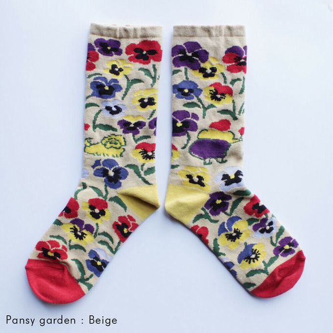 日本女裝代購 - 日本製 唯美花卉風長襪-三色堇花園-咖啡 (23-25cm)