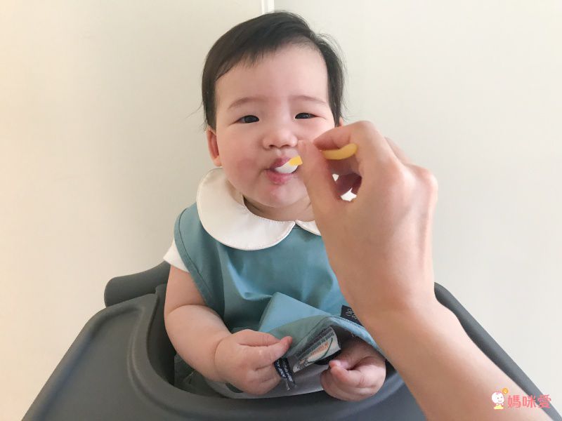 媽咪餵飯神器♡【日本 Combi】離乳餐具、圍兜！