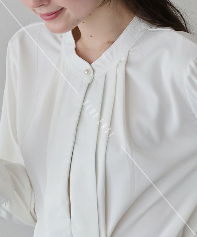 日本 BLUE EAST - 2way領知性整潔感打褶長袖上衣-珍珠袖扣-藍