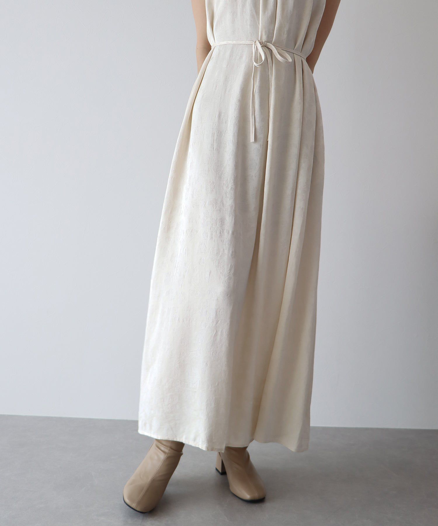 日本 BLUE EAST - 浪漫女神緹花綁帶無袖洋裝-米杏