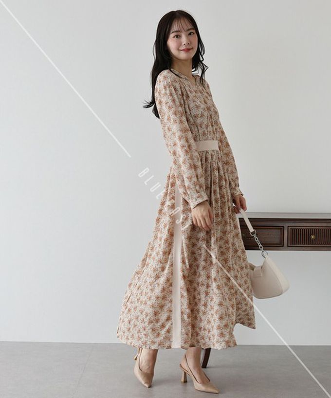 日本 BLUE EAST - 成熟花卉飄逸感V領長袖洋裝-卡其米