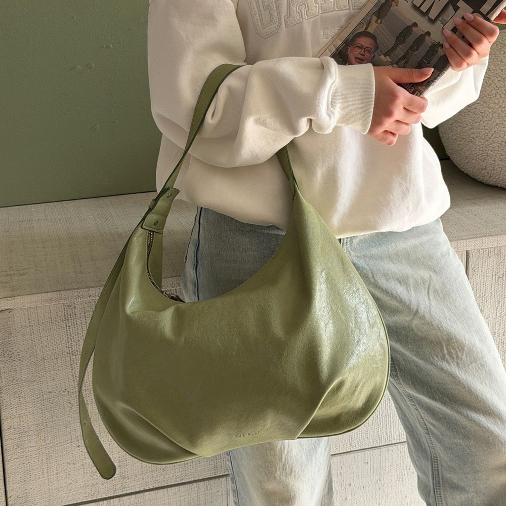 小眾設計 質感輕量皮革肩背彎月包 (綠)