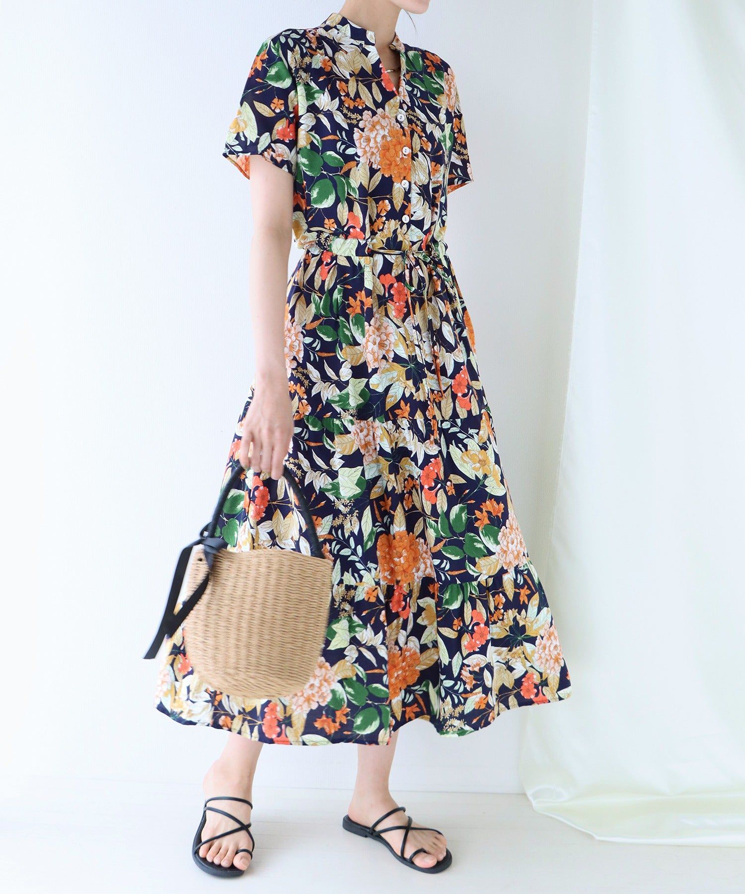 日本 BLUE EAST - 氣質小V領排釦短袖洋裝-碎花-深藍 (M(Free))