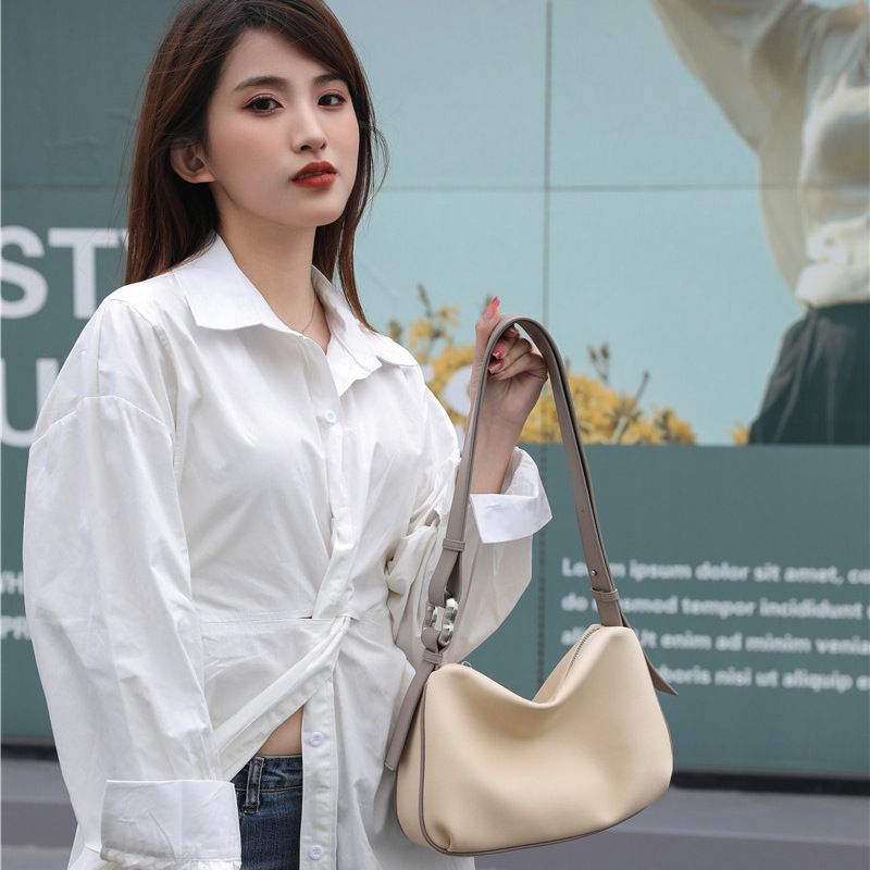 高質感時尚軟牛皮肩背包-白+棕 (28x6x20cm)