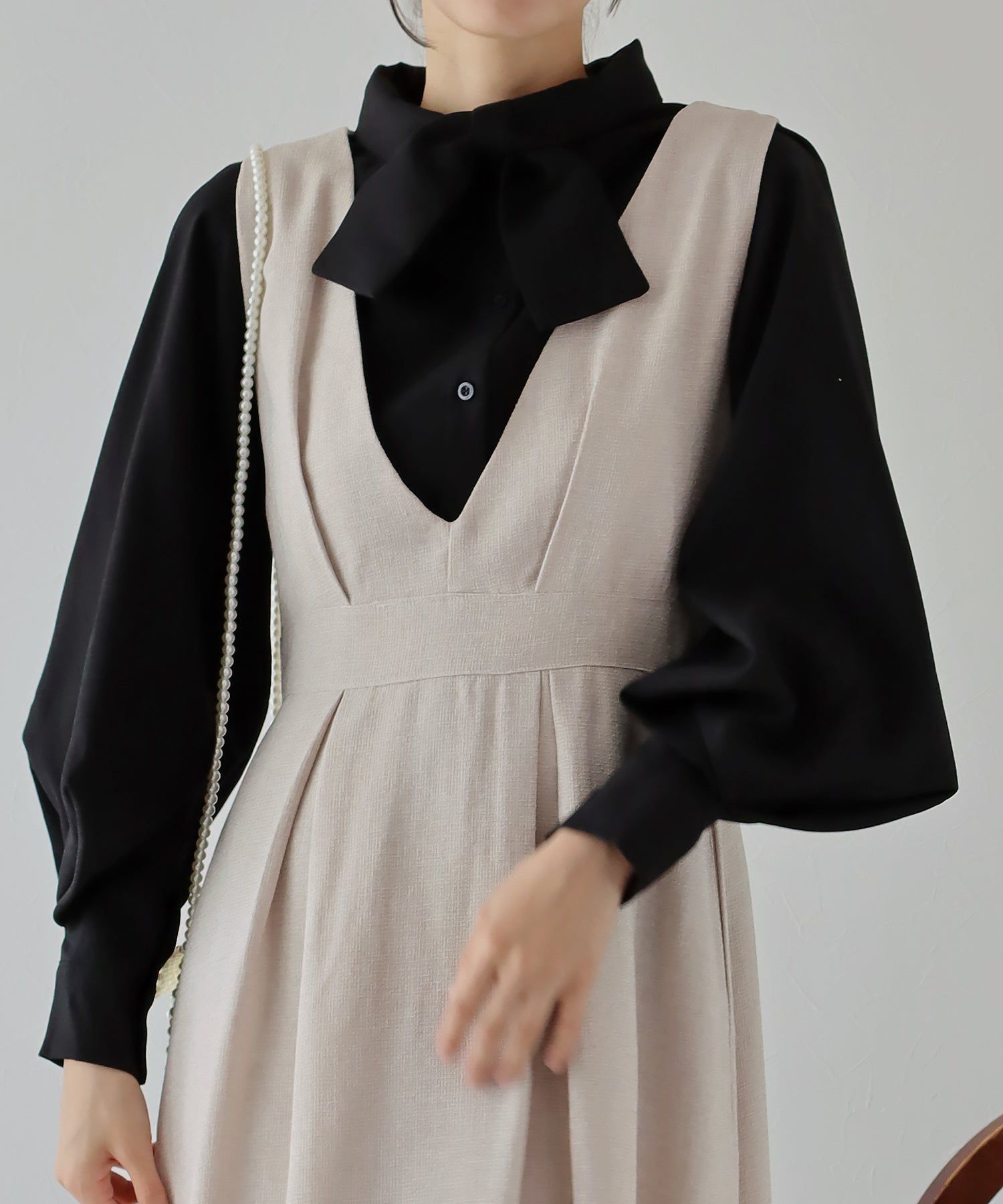 日本 BLUE EAST - 柔美扭結氣球長袖襯衫-黑