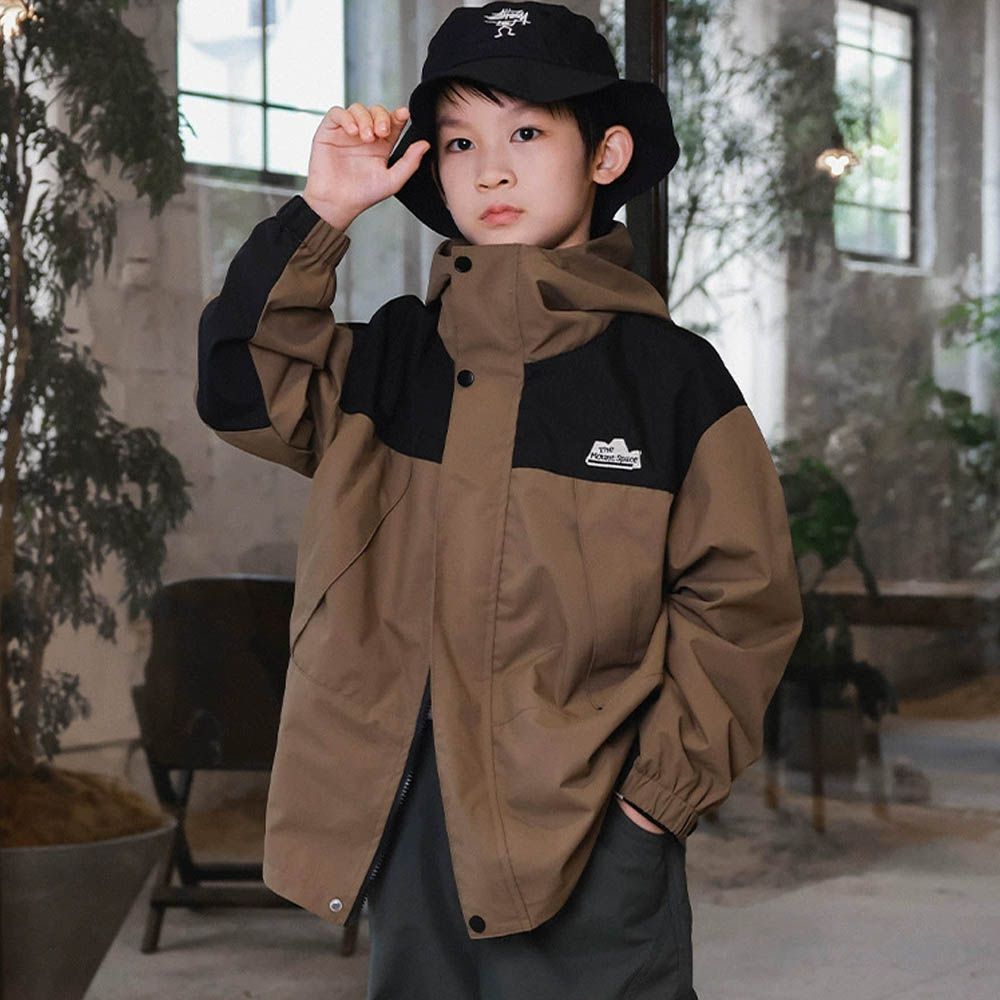 防潑水撞色立領防風連帽外套-山系徽章-卡其棕