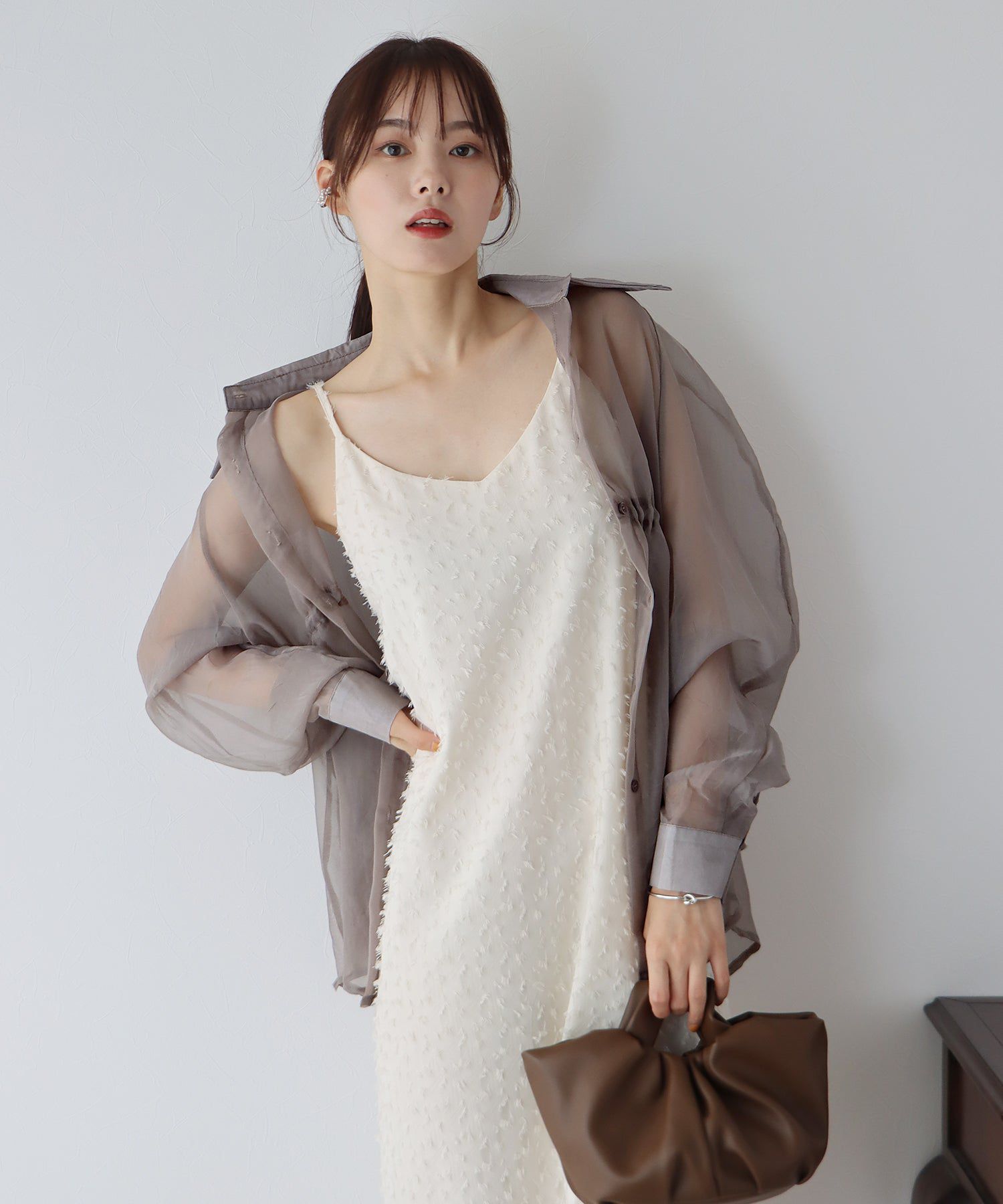 日本 BLUE EAST - 透膚抽繩翻領薄襯衫-米杏