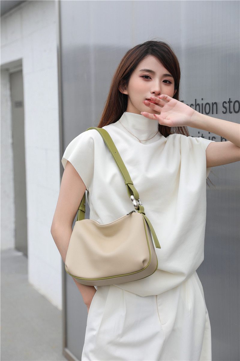 高質感時尚軟牛皮肩背包-白+棕 (28x6x20cm)