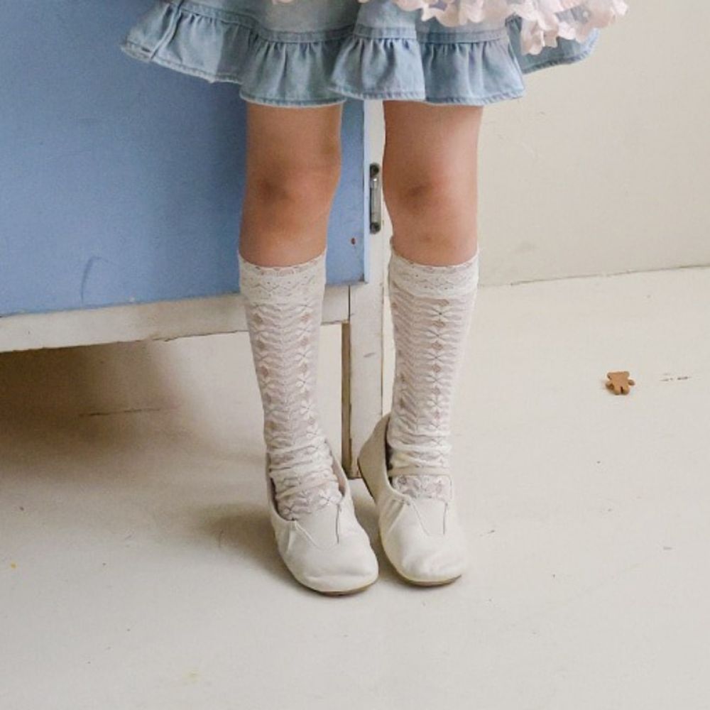Puellaflo 法式鏤空刺繡花紋中長筒襪-白
