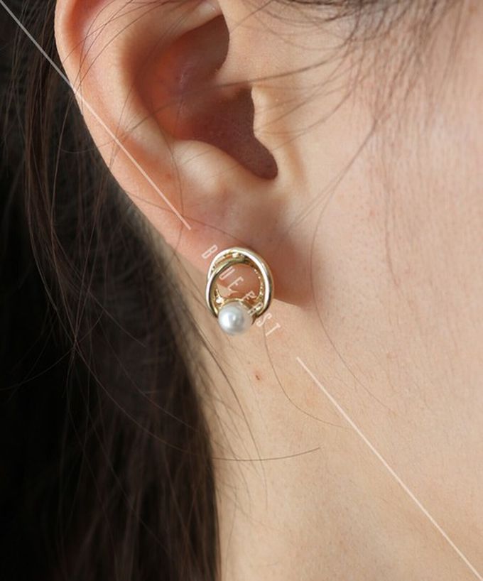 日本 BLUE EAST - 韓國製 弧線珍珠小巧高雅耳環-(耳針)-金