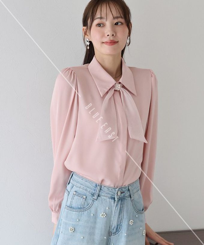 日本 BLUE EAST - 華美珍珠墜飾蝴蝶結緞面長袖襯衫-粉紅 (M)