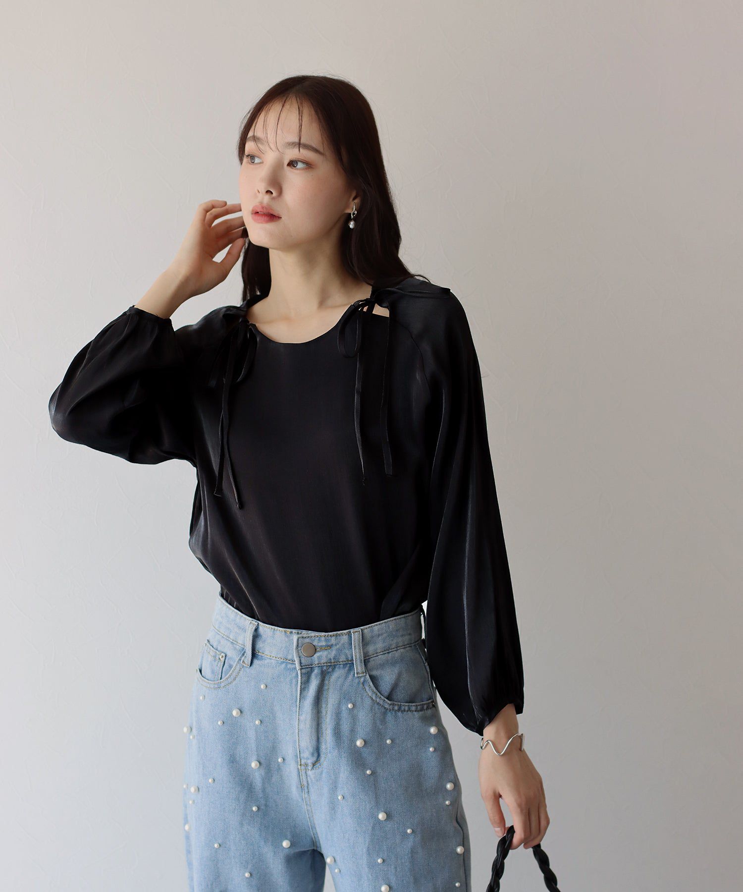 日本 BLUE EAST - 柔美前綁帶薄長袖上衣-黑