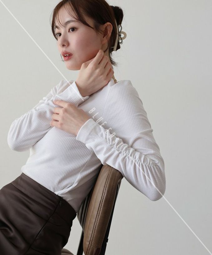 日本 BLUE EAST - 個性皺褶顯瘦U領合身長袖上衣-黑