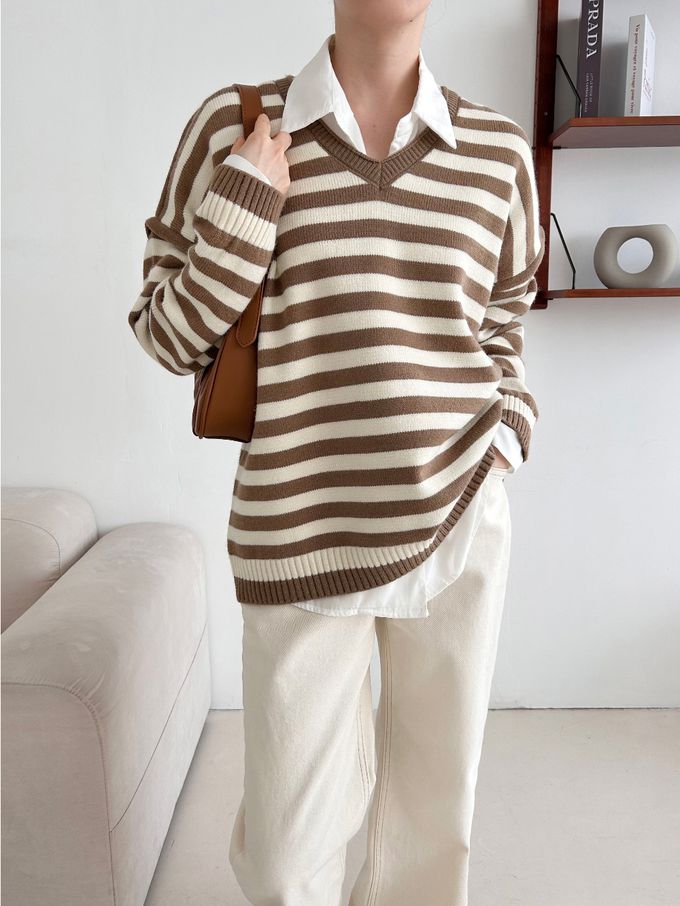 韓國女裝連線 - 休閒落肩V領橫紋針織上衣-咖啡 (FREE)