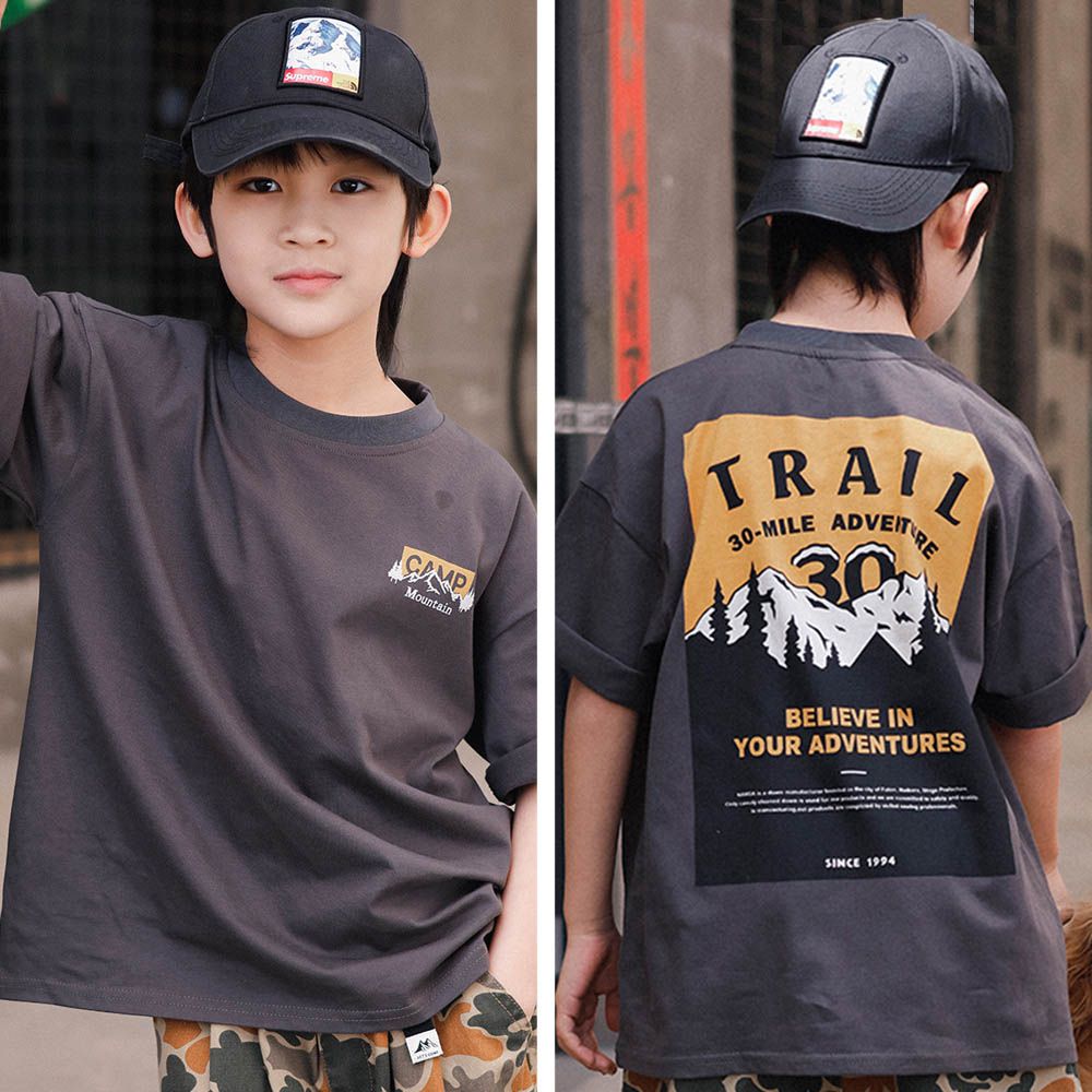 純棉圓領短袖上衣-山間挑戰-深灰