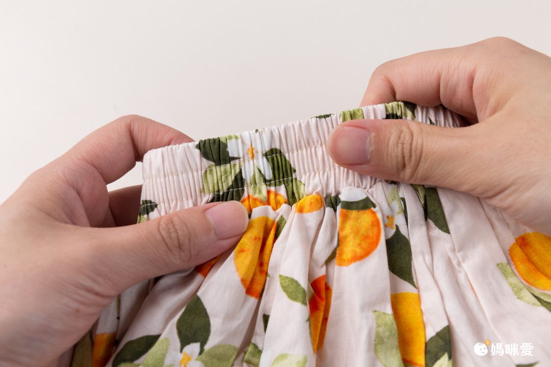 腰鬆緊小清新碎花短褲-水墨畫花-黑+白